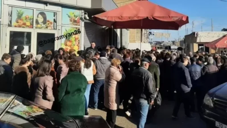 Օր 17. բանջարեղենի խանութի հերթը Ստեփանակերտում․ մարդիկ արդեն սնունդ են հայթայթում․ Գրիգորյան