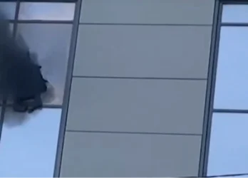 18+ՏԵՍԱՆՅՈՒԹ. Տղամարդը գլուխը դուրս հանել այրվող շենքի պատուհանից, որպեսզի չխեղդվի. ՌԴ