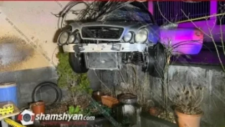 Mercedes-ը բախվել է պատին, այնուհետև հայտնվել բնակչի տան մետաղյա ճաղավանդակում․ վիրավորներն անչափահասներ են