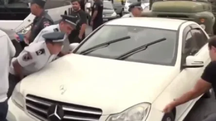 ՏԵՍԱՆՅՈՒԹ․ Ոստիկաններն ուժով փորձում են հեռացնել ճանապարհը փակած ավտոմեքենան