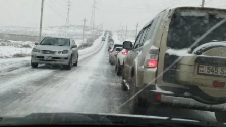 ՏԵՍԱՆՅՈՒԹ. Պարեկներն են ձեռքերով ավազ լցնում. ահազանգ` Եղվարդ-Երևան ճանապարհն անմխիթար վիճակում է