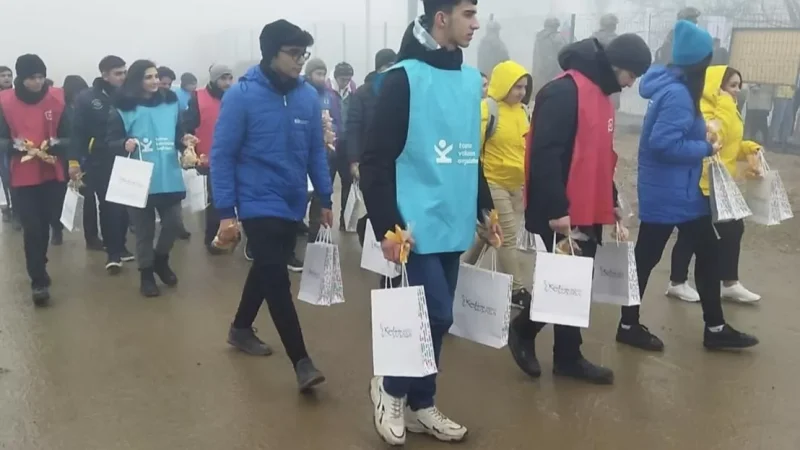 Բաքվի «էկոակտիվիստ» ուսանողներին նվերներով պայուսակներ ու քաղցրավենիք են բաժանել.ամերիկացի լրագրող