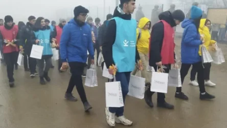 Բաքվի «էկոակտիվիստ» ուսանողներին նվերներով պայուսակներ ու քաղցրավենիք են բաժանել.ամերիկացի լրագրող