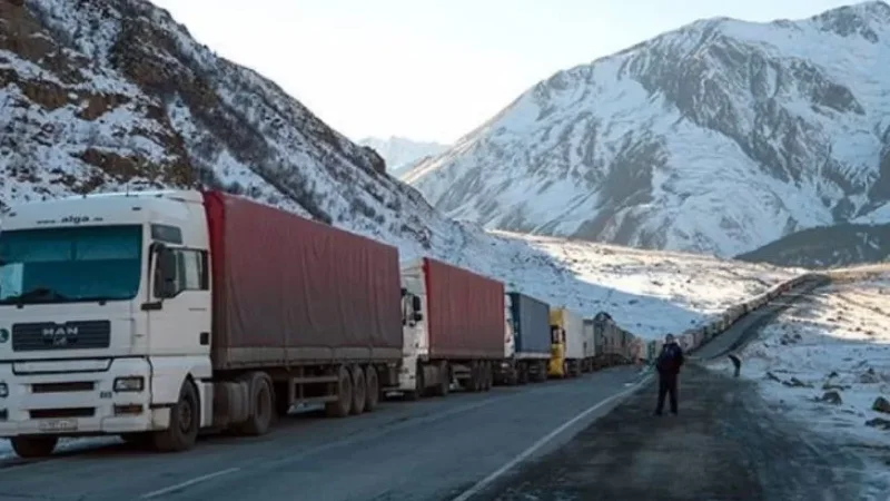 Ավելի քան 500 բեռնատար սպասում է, որ Վերին Լարսով սահմանը հատի. մաքսային կցորդ