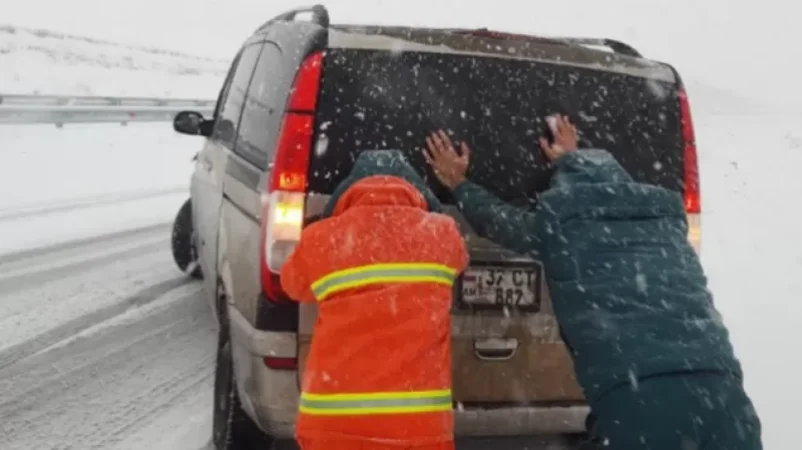 Pictures: Vehicles Blocked, Rescuers Come to the Aid