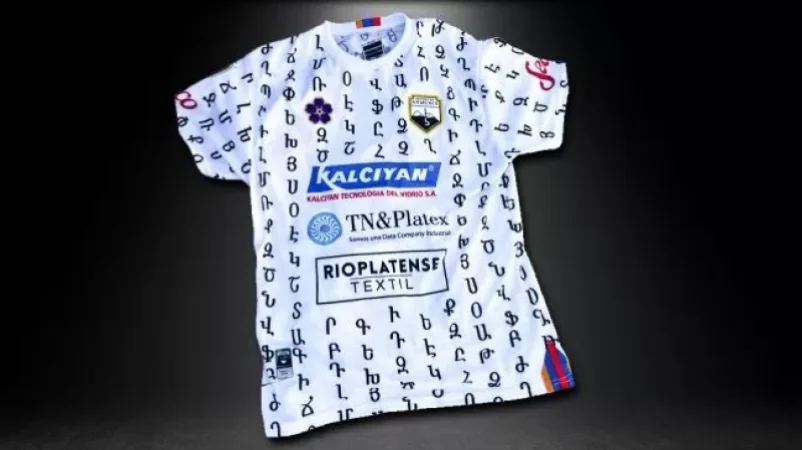 «Աշխարհում առաջինը». արգենտինյան ֆուտբոլային ակումբը հայկական այբուբենով մարզաշապիկներ է ներկայացրել