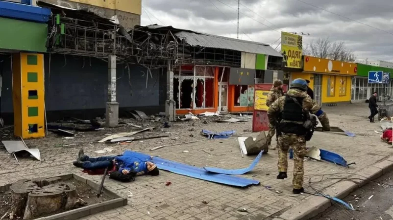 18+ Images. Citizens' Bodies Lying in the Streets of Kherson as Russia Shells Residential Buildings and Stops