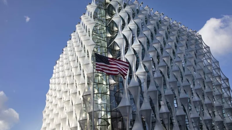 Լոնդոնում ԱՄՆ դեսպանատանը տագնապ է հայտարարվել․ այցելուներին հորդորել են հատակին նստել, պատուհաններին չմոտենալ