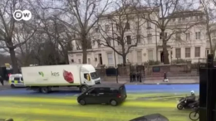 ՏԵՍԱՆՅՈՒԹ. Լոնդոնում ՌԴ դեսպանատան դիմացի փողոցը ներկել են Ուկրաինայի դրոշի գույներով