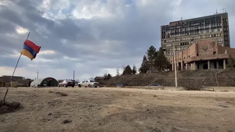 ՊՆ նախկին շենքի բնակիչներն շարունակում են դրսում մնալ. 2 մանկահասակ երեխա հոսպիտալացվել է