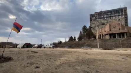 ՊՆ նախկին շենքի բնակիչներն շարունակում են դրսում մնալ. 2 մանկահասակ երեխա հոսպիտալացվել է