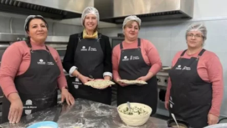 ԱՄՆ դեսպանը տեղահանված արցախցիների հետ ժենգյալով հաց է պատրաստել