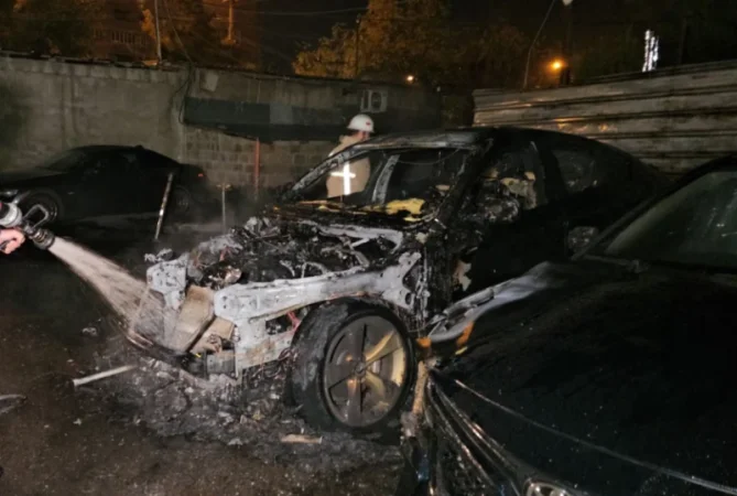 ԼՈՒՍԱՆԿԱՐՆԵՐ․ Երևանում այրվել են մեքենաներ․ մանրամասներ