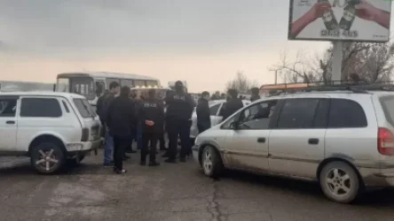 Զոհված զինվորի հարազատները փակել են Գյումրի-Երևան ճանապարհը. ինչ են պահանջում