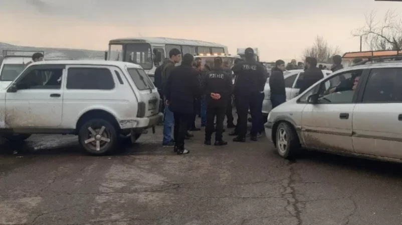 Հրդեհից զոհված զինծառայող Պալյանի հարազատները բացել են Գյումրի-Երեւան ավտոճանապարհը.  Սուրեն Պապիկյանը 4 օրից կհանդիպի նրանց հետ