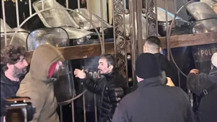 ՏԵՍԱՆՅՈՒԹ․ Թբիլիսիում ցուցարարները փորձում են քանդել խորհրդարանի մուտքի դիմացի ցանկապատը