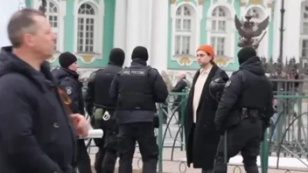 ՏԵՍԱՆՅՈՒԹ․ Սանկտ Պետերբուրգում բերման են ենթարկել «Ապրենք խաղաղ» պաստառով ցուցարարին