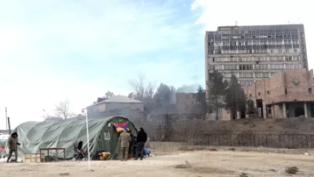 «Հասել են եղևնիներին». ՊՆ նախկին շենքի թալանը շարունակվում է․ «Իրավունք»