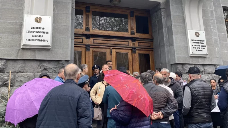 Անհայտ կորածների հարազատները Գլխավոր Դատախազության դիմաց բողոքի ակցիա են իրականացրել