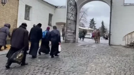ՏԵՍԱՆՅՈՒԹ. Վերջին աղոթքից հետո եկեղեցականները լքում են Կիև-Պեչերսկի Լավրան