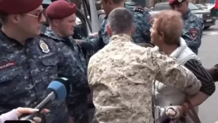 ՏԵՍԱՆՅՈՒԹ. «Գետինը մտնեք դուք». ոստիկանները բերման ենթարկեցին բողոքի ակցիա իրականացնող քաղաքացուն