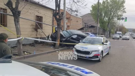 ԼՈՒՍԱՆԿԱՐՆԵՐ. Մեքենան բախվել է գազախողովակին, որը մտել է տան պատուհանից ներս. վիրավորներ կան