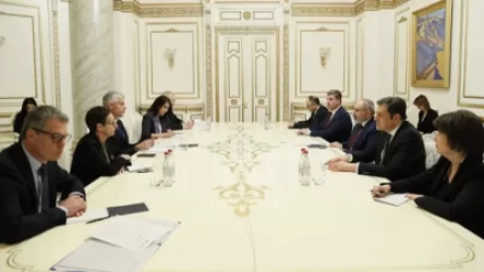 Գյուղերը մեկուսացված են, ադրբեջանական դրոշները երևում են. Ֆրանսիացի պաշտոնյան հանդիպել է Փաշինյանին