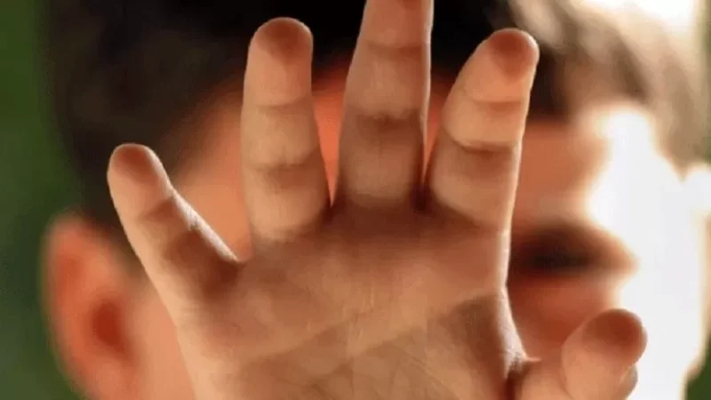 Ահազանգ. պաշտոնյան հարվածել է անչափահաս տղայի ծոծրակին, ծեծել. Aravot