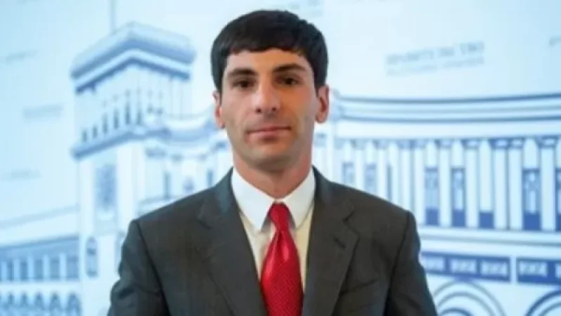 Գարիկ Սարգսյանը 1 րոպե ուշ պատասխանելու համար աշխատանքից ազատել է աշխատակազմի ղեկավարին