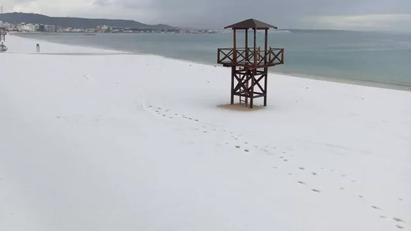 PHOTO REPORT: Turkish Cesme Resort Beaches Covered in Snow