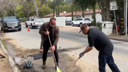 ՏԵՍԱՆՅՈՒԹ. Ինչպես է Առնոլդ Շվարցենեգերը վերանորոգում իրենց փողոցի փոսը