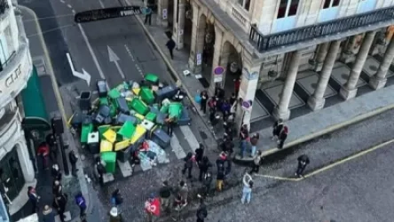 ՏԵՍԱՆՅՈՒԹ. Ֆրանսիացի ցուցարարները աղբամանների «բարիկադ» են կանգնեցրել