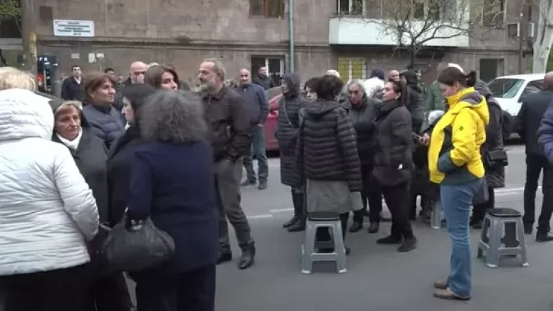 Սայլը տեղից չի շարժվում․ զոհված զինծառայողների ծնողները նստացույց են սկսել ՔԿ-ի մոտ