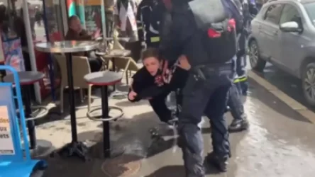 ՏԵՍԱՆՅՈՒԹ. Ոստիկանները գետնին են շպրտում ցուցարար կնոջը. Ֆրանսիա