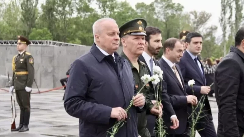 ՀՀ-ում ՌԴ դեսպան  Կոպիրկինը և դեսպանատան պաշտպանական կցորդ Շչերբակովը Ծիծեռնակաբերդում են