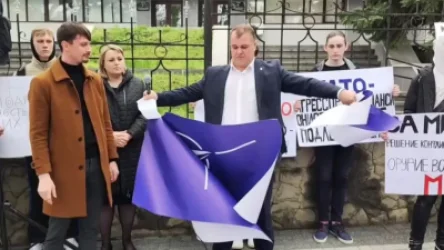 ՏԵՍԱՆՅՈՒԹ․ Մոլդովայի խորհրդարանի պատգամավորը պատռել է ՆԱՏՕ-ի դրոշը