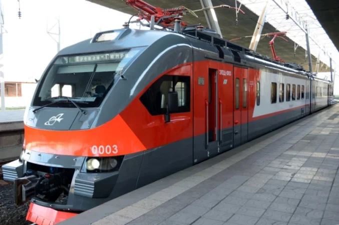 Երևան-Գյումրի մարդատար գնացքի տակ պատանի է ընկել