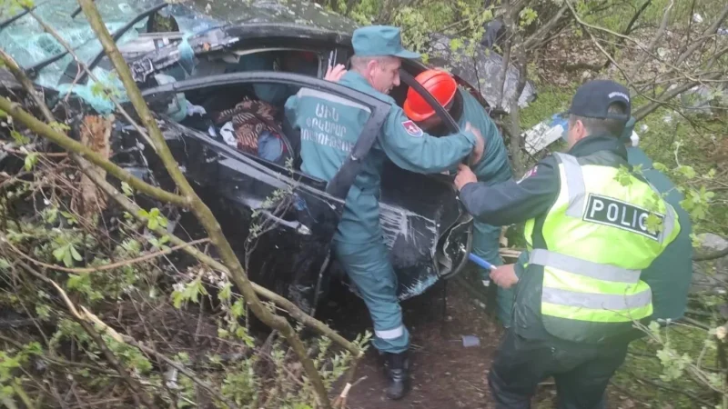 Photos: Car Plunges into Ravine in the Morning, Including a Minor among the Injured
