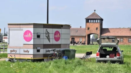 Սկանդալ Լեհաստանում․ պաղպաղակի կրպակ են տեղադրել Օսվենցիմի թանգարանի մուտքի մոտ