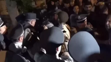 ՏԵՍԱՆՅՈՒԹ․ ՔԿ բաժնի մոտ հրմշտոց սկսվեց. զոհվածների ծնողները փորձել են ճեղքել ոստիկանական շղթան