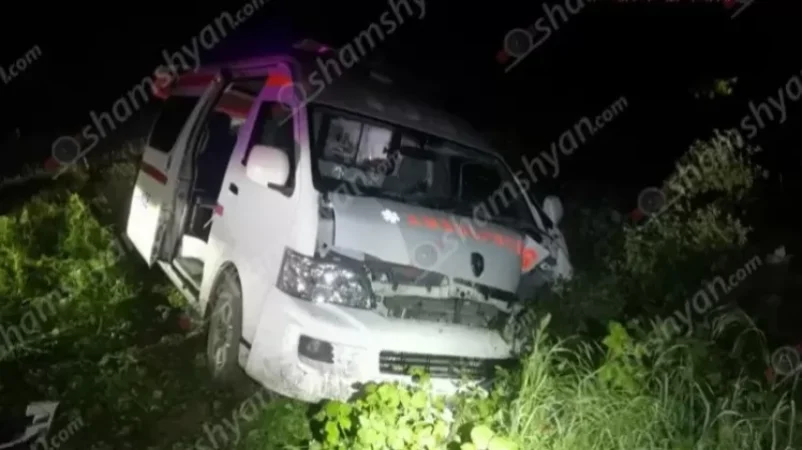 Photos: Ambulance transporting patient crashes into metal barriers in Tavush, ends up in field