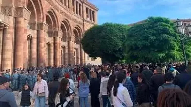 Զոհված զինծառայողների ծնողները անժամկետ նստացույց են հայտարարել կառավարության մոտ