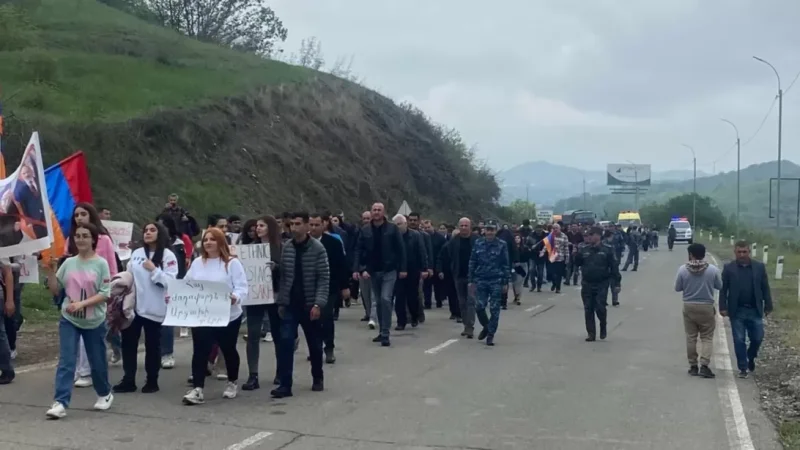 Photos: Armenians from Artsakh march towards Zarbin Bag to support the Kornidzor rally