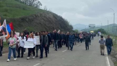 ԼՈՒՍԱՆԿԱՐՆԵՐ.  Արցախցիները երթով շարժվում են Զառին բաղ տեղամաս՝ ի աջակցություն Կոռնիձորի հանրահավաքին