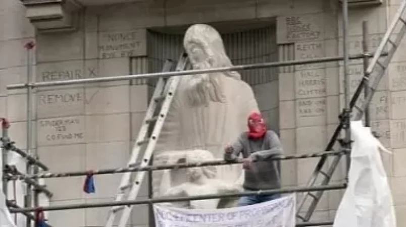 Լոնդոնում դիմակավորված անհայտ անձը մուրճով հարձակվել է BBC-ի ճակատային հատվածում գտնվող արձանի վրա