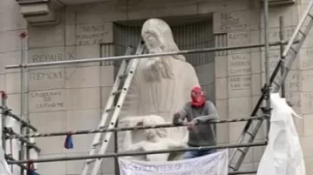 Լոնդոնում դիմակավորված անհայտ անձը մուրճով հարձակվել է BBC-ի ճակատային հատվածում գտնվող արձանի վրա