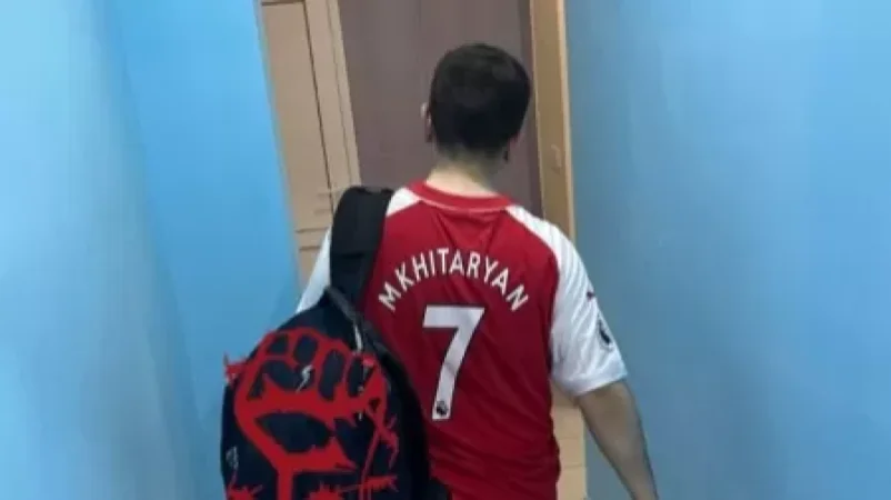 Բաքվի համալսարանների դասախոսը Մխիթարյանի մարզաշապիկն է հագել, նրա երկրպագուն է