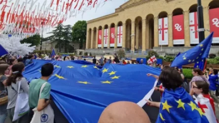 ՏԵՍԱՆՅՈՒԹ. Ի նշան բողոքի, Վրաստանում մի խումբ մարդիկ երթով շարժվում են դեպի խորհրդարանի շենք