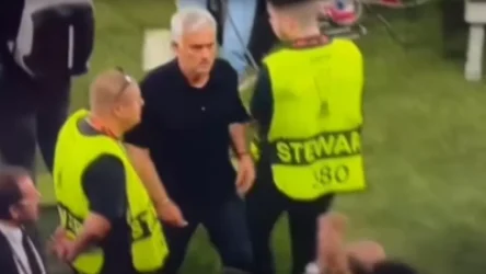 ՏԵՍԱՆՅՈՒԹ․ Պարտությունից հետո Մոուրինյոն մեդալը նվիրում է երկրպագուին