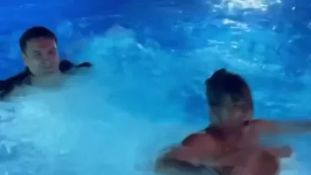 ՏԵՍԱՆՅՈՒԹ. Ալեն Սիմոնյանը, կնոջը գրկած, նետվել է լողավազանը